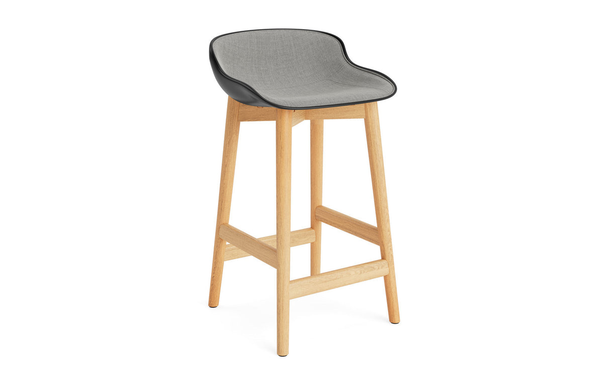 Hyg Barhocker 65 cm Polster Eiche Schwartz/Remix in Remix 133 präsentiert im Onlineshop von KAQTU Design AG. Barstuhl ist von Normann Copenhagen