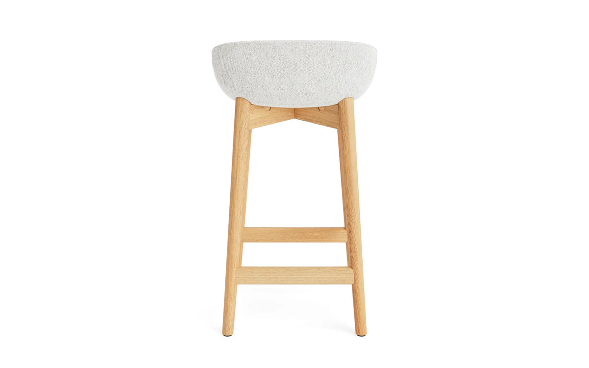 Hyg Barhocker 65 cm vollpolster eiche Hallingdal in Hallingdal 110 präsentiert im Onlineshop von KAQTU Design AG. Barstuhl ist von Normann Copenhagen