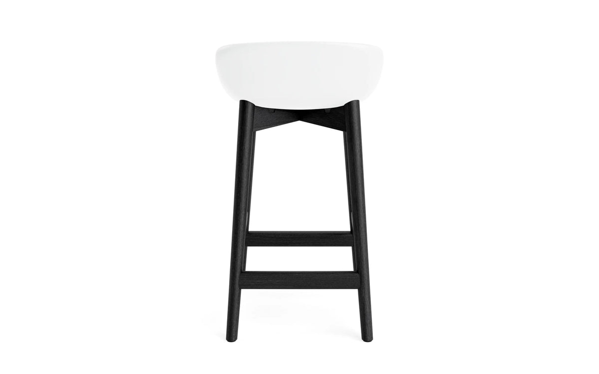 Hyg Barhocker 65 cm Polster Schwartze Eiche Weiss/Ultra in Ultra 41599 präsentiert im Onlineshop von KAQTU Design AG. Barstuhl ist von Normann Copenhagen