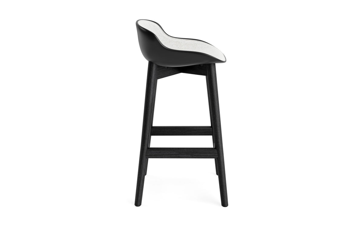 Hyg Barhocker 65 cm Polster Schwartze Eiche Schwartz/Hallingdal in Hallingdal 110 präsentiert im Onlineshop von KAQTU Design AG. Barstuhl ist von Normann Copenhagen