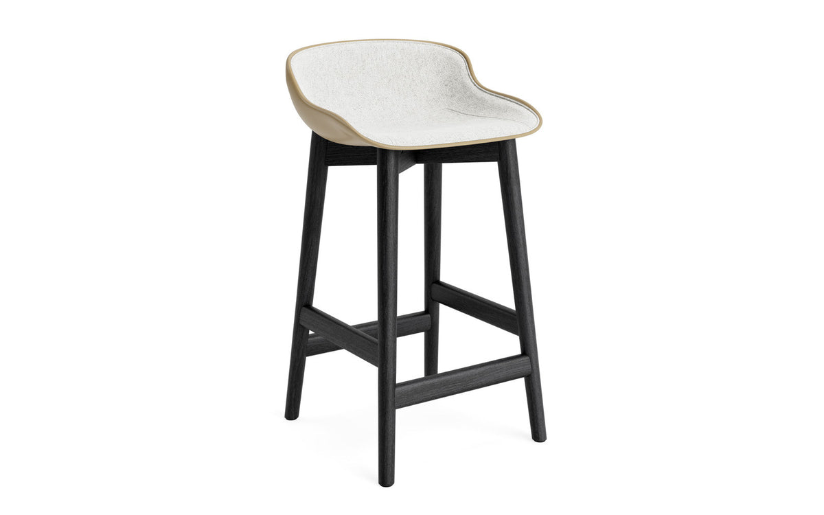 Hyg Barhocker 65 cm Polster Schwarze Eiche Sand/Hallingdal in Hallingdal 110 präsentiert im Onlineshop von KAQTU Design AG. Barstuhl ist von Normann Copenhagen