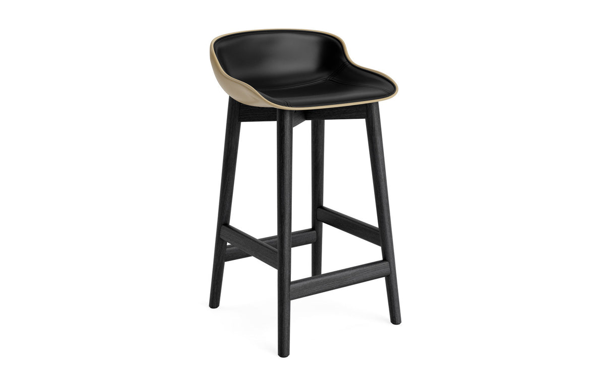 Hyg Barhocker 65 cm Polster Schwarze Eiche Sand/Hallingdal in Ultra 41599 präsentiert im Onlineshop von KAQTU Design AG. Barstuhl ist von Normann Copenhagen