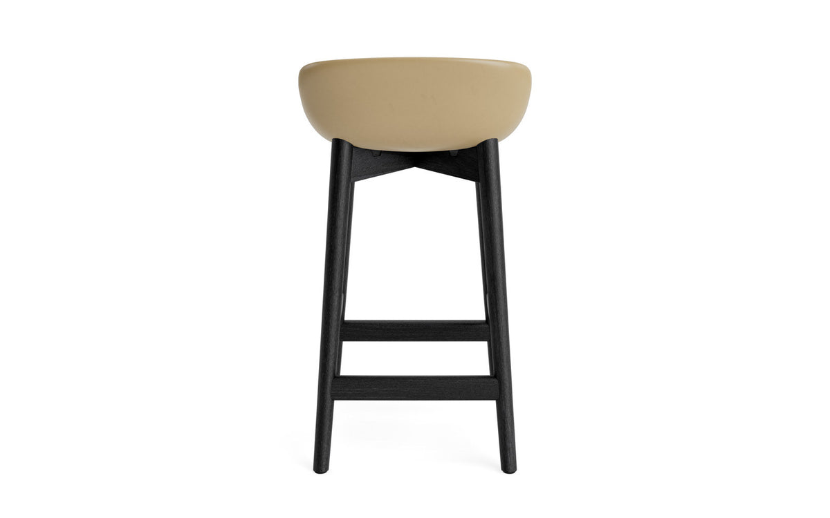 Hyg Barhocker 65 cm Polster Schwarze Eiche Sand/Hallingdal in Ultra 41599 präsentiert im Onlineshop von KAQTU Design AG. Barstuhl ist von Normann Copenhagen