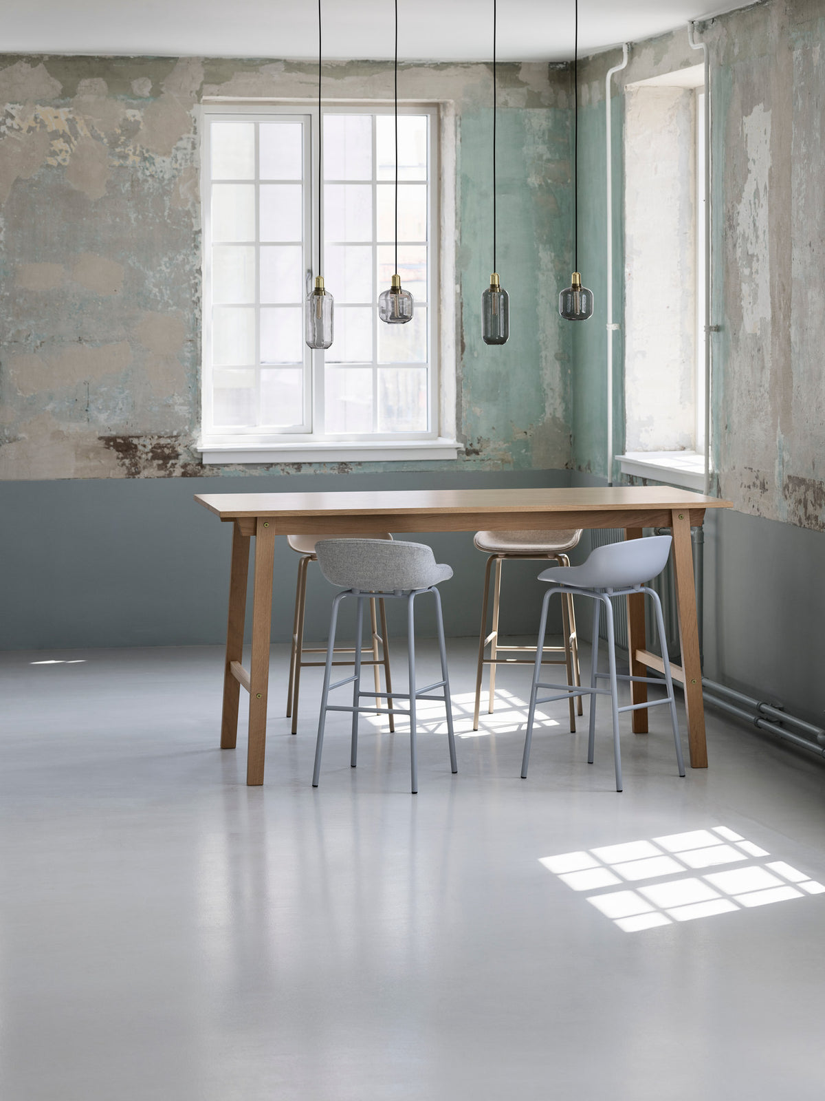 Hyg Barhocker 65 cm Polster Schwarze Eiche Sand/Hallingdal in Ultra 41599 präsentiert im Onlineshop von KAQTU Design AG. Barstuhl ist von Normann Copenhagen