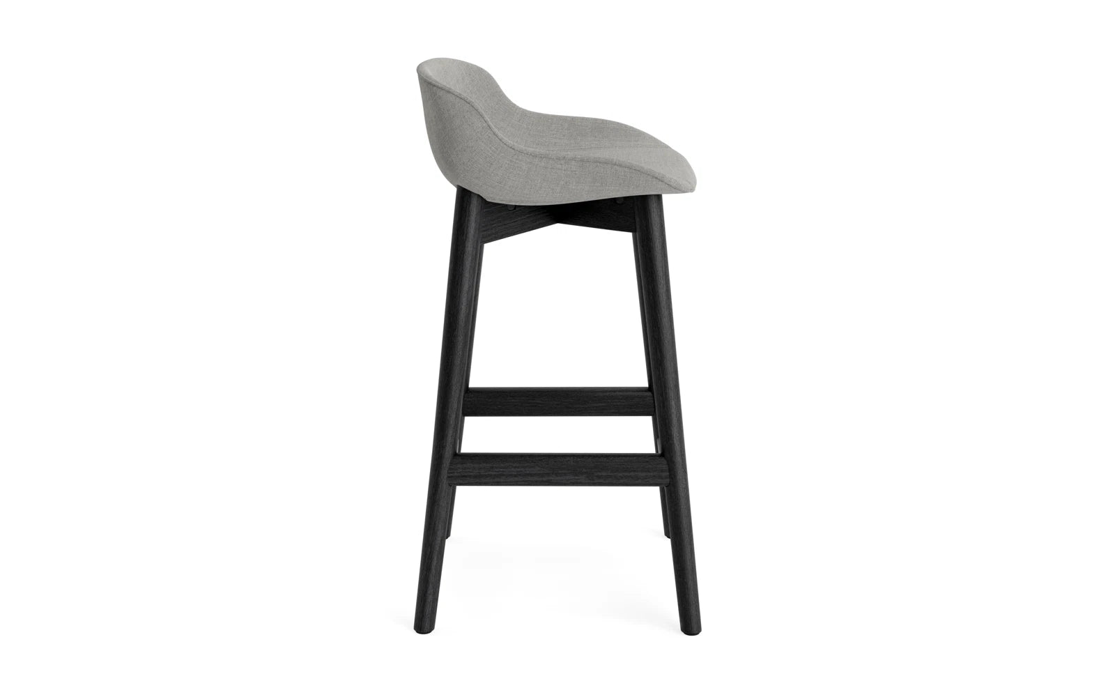 Erleben Sie dänisches Design mit dem Hyg Barhocker 65 cm von Normann Copenhagen. Vollständig gepolstert und aus schwarzer Eiche, vereint er Eleganz und Komfort.
