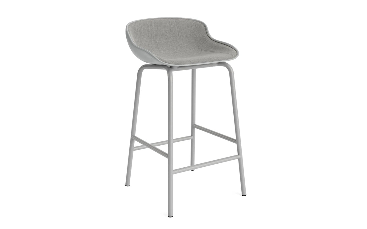Hyg Barhocker 65 cm Frontpolster Grau Stahl Grau/Remix in Remix 133 präsentiert im Onlineshop von KAQTU Design AG. Barstuhl ist von Normann Copenhagen