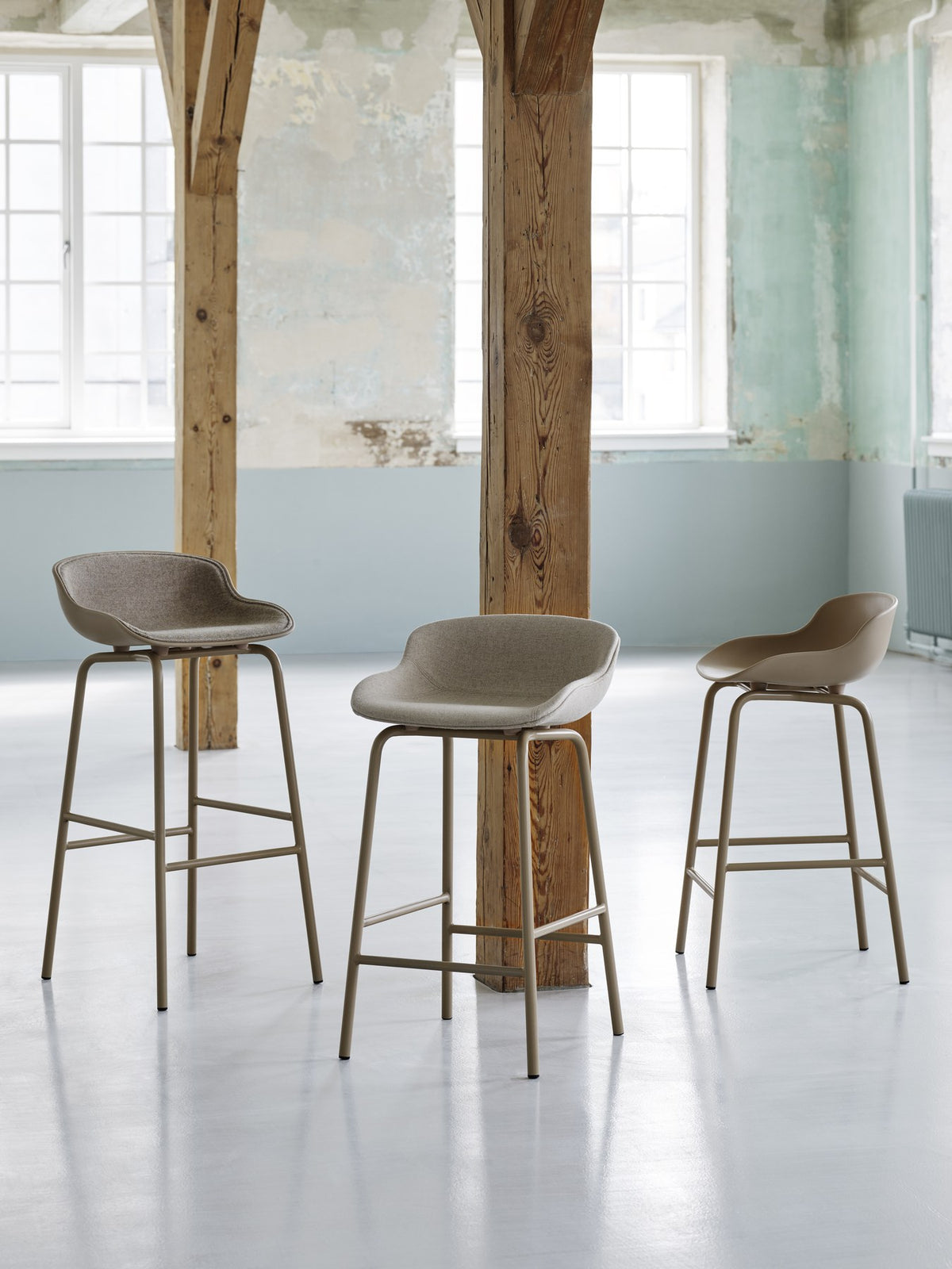 Barhocker Hyg von Normann Copenhagen: geschwungene Sitzschale aus Polypropylen mit Frontpolster, vierbeiniges Gestell aus Stahl, Sitzhöhe 65 cm.