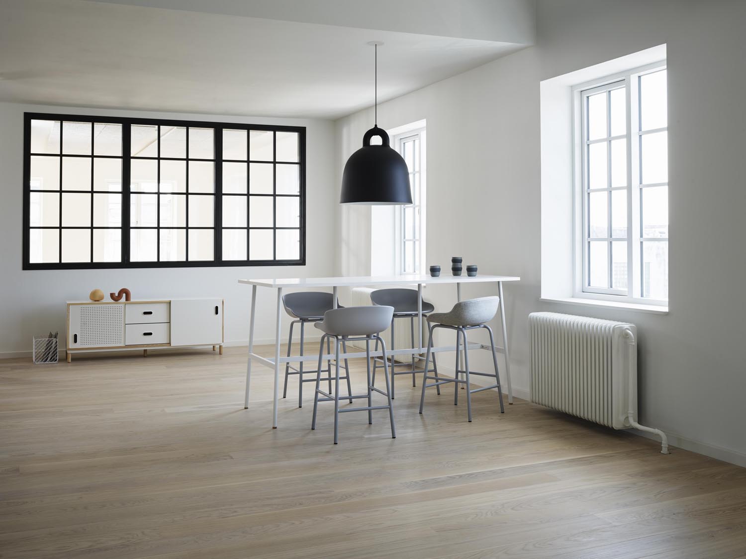 Hyg Barhocker 65 cm Vollpolster Stahl Weiß/Ultra in Ultra 41599 präsentiert im Onlineshop von KAQTU Design AG. Barstuhl ist von Normann Copenhagen