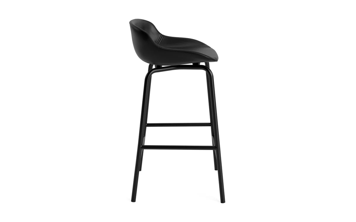 Hyg Barhocker 65 cm vollpolster schwartz stahl Ultra leder in Ultra 41599 präsentiert im Onlineshop von KAQTU Design AG. Barhocker ist von Normann Copenhagen