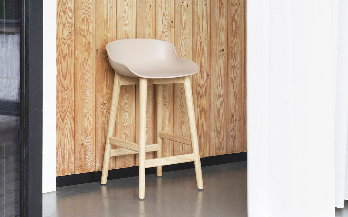 Hyg Barhocker 75 cm Polster Eiche Grau/Ultra in Ultra 41599 präsentiert im Onlineshop von KAQTU Design AG. Barstuhl ist von Normann Copenhagen