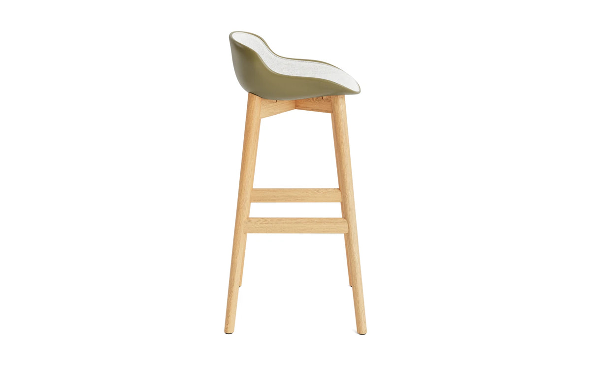 Hyg Barhocker 75 cm Polster Eiche olive/Hallingdal in Hallingdal 110 präsentiert im Onlineshop von KAQTU Design AG. Barstuhl ist von Normann Copenhagen