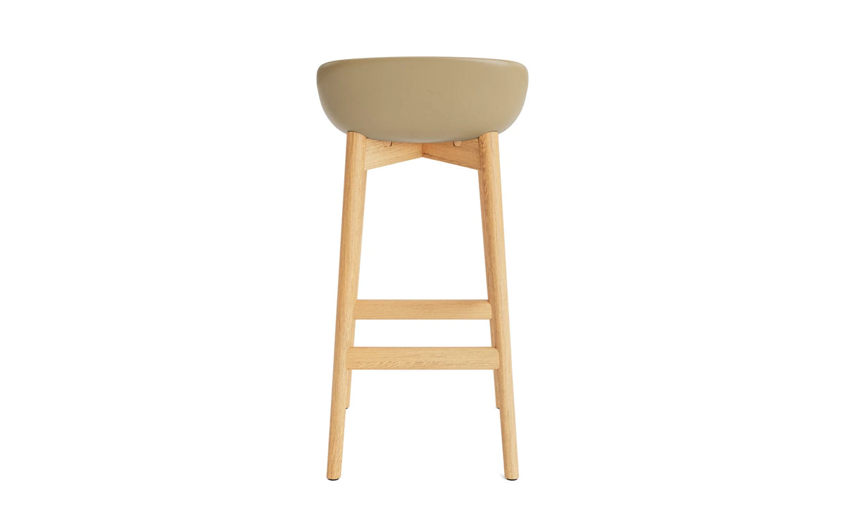Hyg Barhocker 75 cm Polster Eiche Sand/Ultra in Ultra 41599 präsentiert im Onlineshop von KAQTU Design AG. Barstuhl ist von Normann Copenhagen