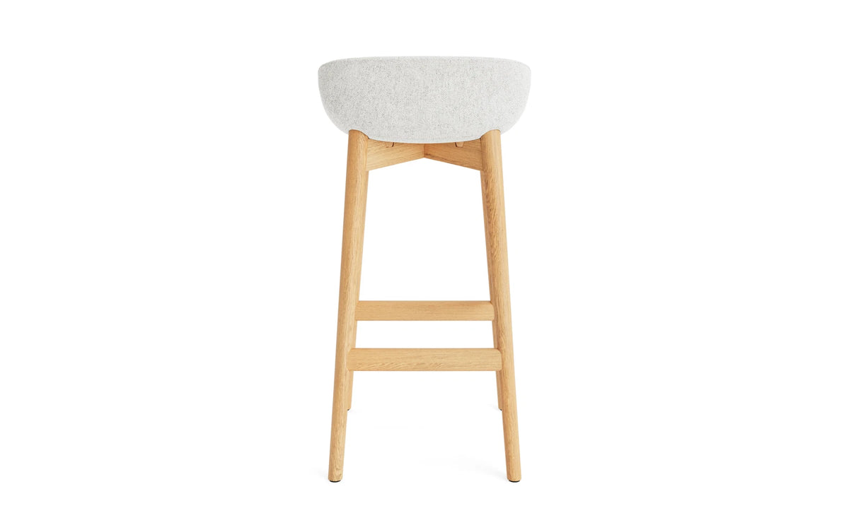 Hyg Barhocker 75 cm vollpolster Eiche Hallingdal in Hallingdal 110 präsentiert im Onlineshop von KAQTU Design AG. Barstuhl ist von Normann Copenhagen