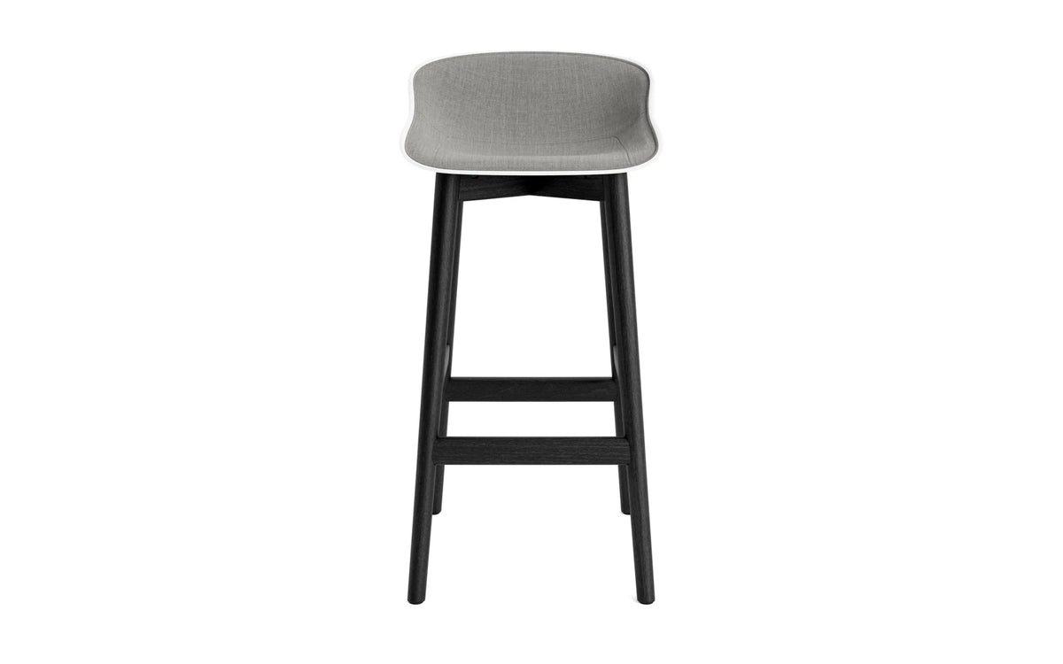 Hyg Barhocker 75 cm Polster Schwartze Eiche Weiss/Remix in Remix 133 präsentiert im Onlineshop von KAQTU Design AG. Barstuhl ist von Normann Copenhagen