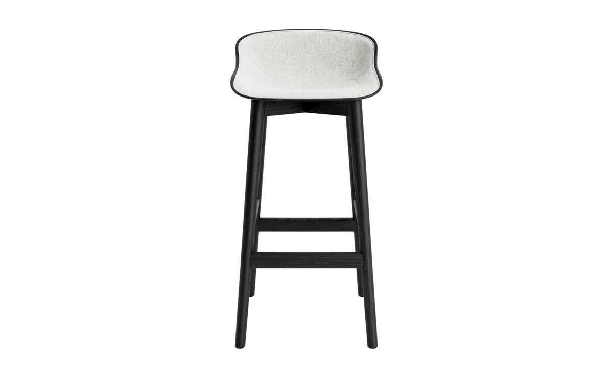 Hyg Barhocker 75 cm Polster Schwartze Eiche Schwartz/Hallingdal in Hallingdal 110 präsentiert im Onlineshop von KAQTU Design AG. Barstuhl ist von Normann Copenhagen