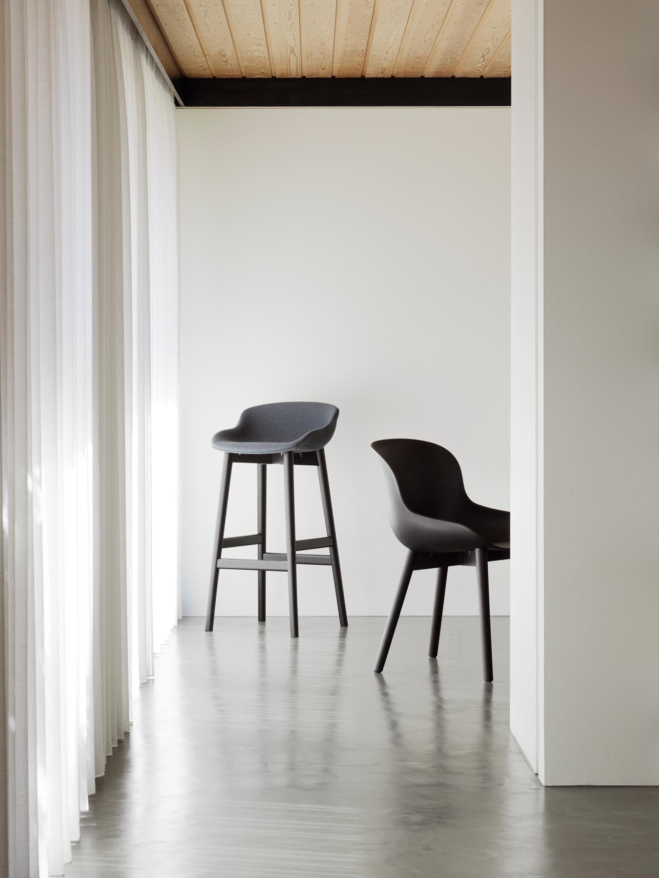 Hyg Barhocker 75 cm Polster Schwarze Eiche olive/Ultra in Ultra 41599 präsentiert im Onlineshop von KAQTU Design AG. Barstuhl ist von Normann Copenhagen