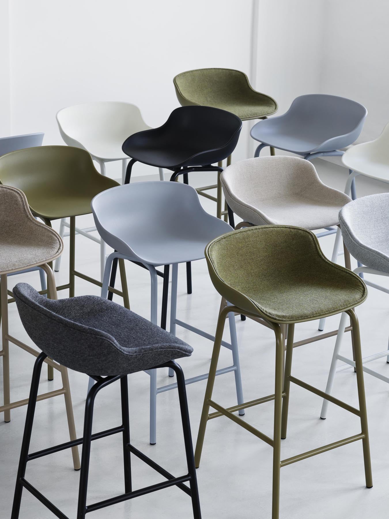 Hyg Barhocker 75 cm Polster Schwarze Eiche Sand/Remix in Remix 133 präsentiert im Onlineshop von KAQTU Design AG. Barstuhl ist von Normann Copenhagen