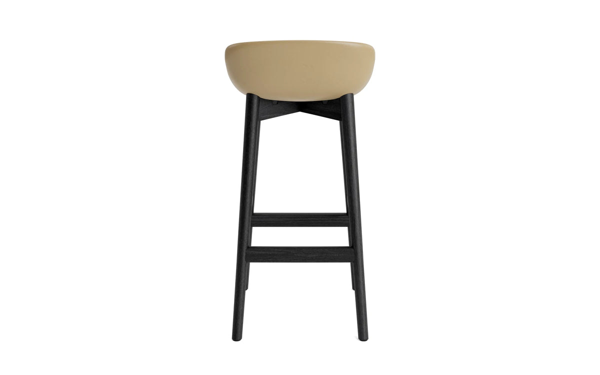 Hyg Barhocker 75 cm Polster Schwarze Eiche Sand/Hallingdal in Hallingdal 110 präsentiert im Onlineshop von KAQTU Design AG. Barstuhl ist von Normann Copenhagen