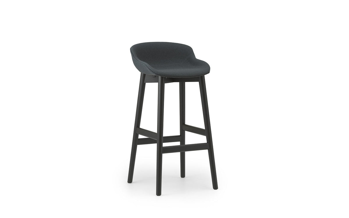 Hyg Barhocker von Normann Copenhagen mit vollgepolsterter Sitzschale in UDA25, Gestell aus bemalter und lackierter Eiche, Sitzhöhe 75 cm.