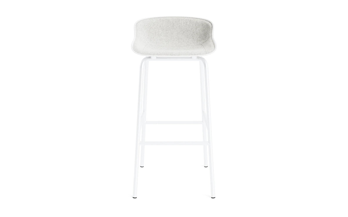 Hyg Barhocker 75 cm Frontpolster Weiss Stahl Weiss/Hallingdal in Hallingdal 110 präsentiert im Onlineshop von KAQTU Design AG. Barstuhl ist von Normann Copenhagen