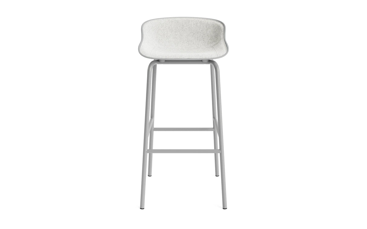 Hyg Barhocker 75 cm Frontpolster Grau Stahl Grau/Hallingdal in Hallingdal 110 präsentiert im Onlineshop von KAQTU Design AG. Barstuhl ist von Normann Copenhagen