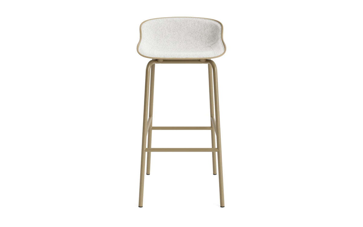 Hyg Barhocker 75 cm Frontpolster Stahl Sand/Hallingdal in Hallingdal 110 präsentiert im Onlineshop von KAQTU Design AG. Barstuhl ist von Normann Copenhagen