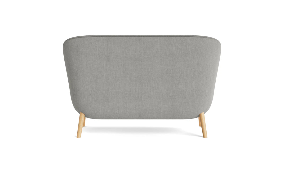 Hyg Sofa Eiche Remix in Remix 133 präsentiert im Onlineshop von KAQTU Design AG. 2er Sofa ist von Normann Copenhagen