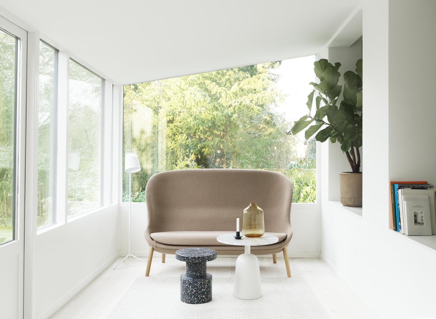 Hyg Sofa Schwartze Eiche Hallingdal in Hallingdal 110 präsentiert im Onlineshop von KAQTU Design AG. 2er Sofa ist von Normann Copenhagen