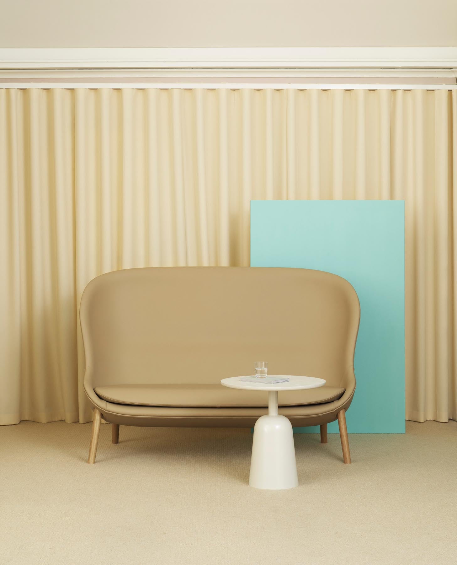 Hyg Sofa Schwartze Eiche Hallingdal in Hallingdal 110 präsentiert im Onlineshop von KAQTU Design AG. 2er Sofa ist von Normann Copenhagen