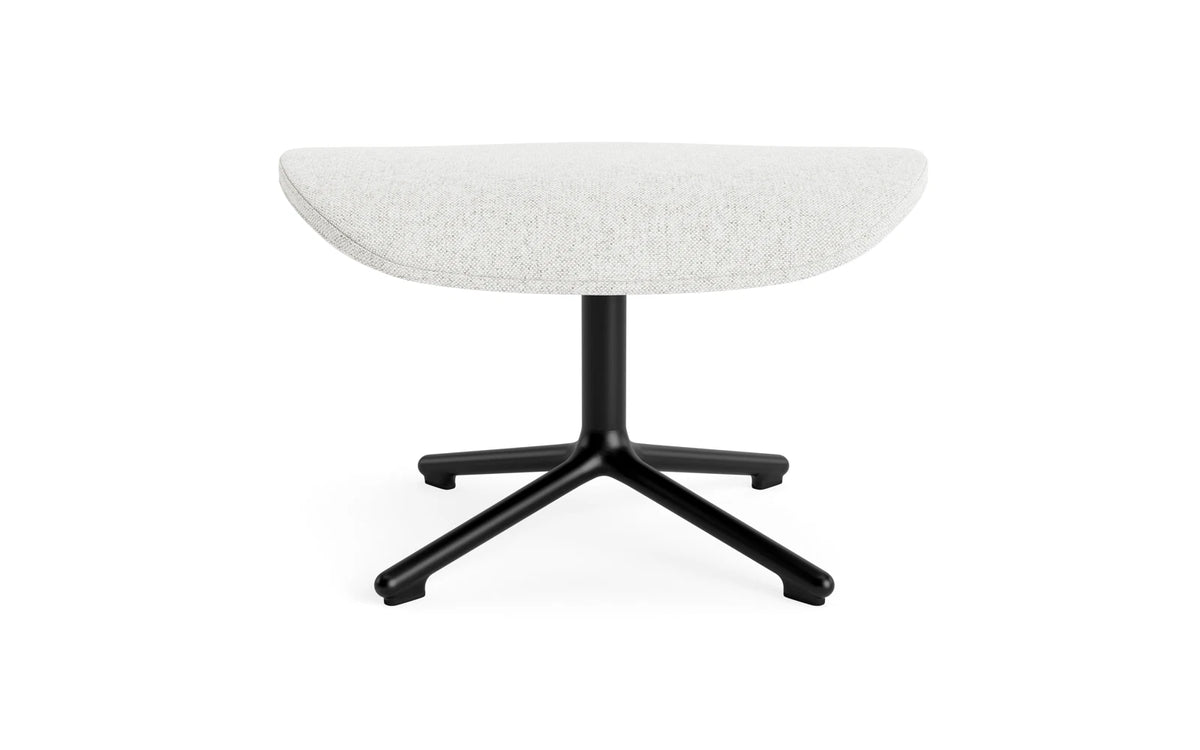 Hyg Fusshocker drehbar Schwartz Alu Hallingdal in Hallingdal 110 präsentiert im Onlineshop von KAQTU Design AG. Ottoman ist von Normann Copenhagen