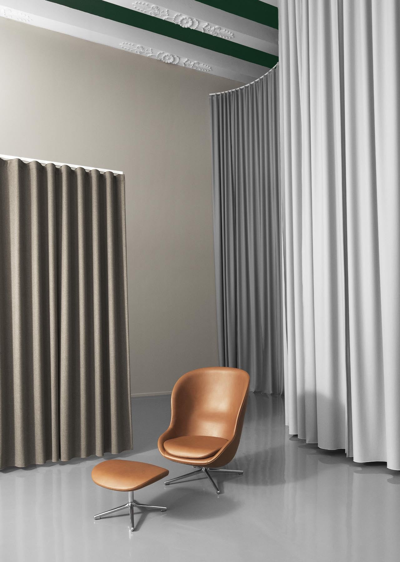Hyg Fusshocker drehbar Schwartz Alu Hallingdal in Hallingdal 110 präsentiert im Onlineshop von KAQTU Design AG. Ottoman ist von Normann Copenhagen
