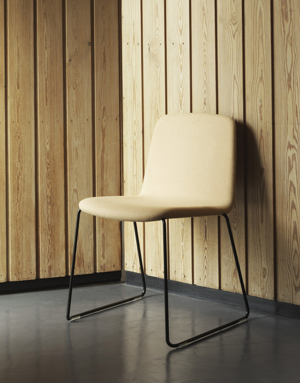 Gepolsterter Just Stuhl von Normann Copenhagen mit schlanker Sitzschale aus Ahornfurnier und verchromtem Metallgestell.