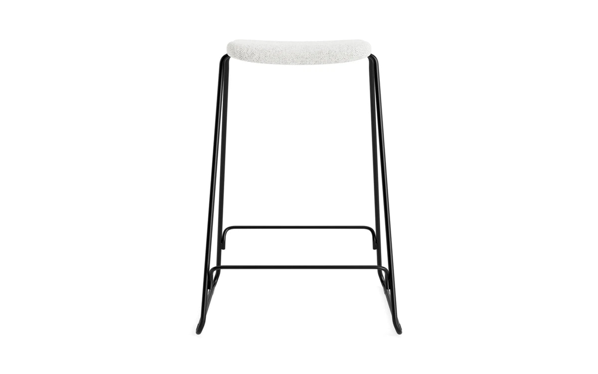 Just Barhocker 65 cm, gepolstert, schwarzer Stahl/ Hallingdal in Hallingdal 110 präsentiert im Onlineshop von KAQTU Design AG. Barstuhl ist von Normann Copenhagen