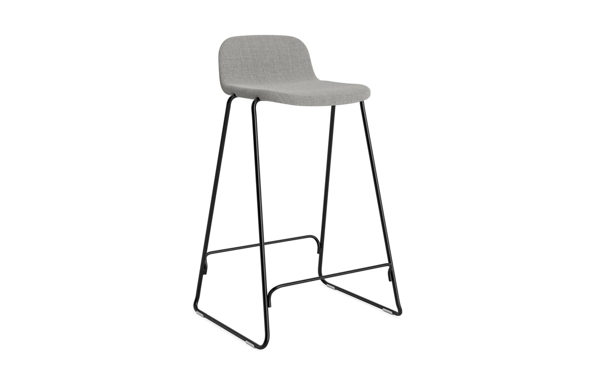 Just Barhocker 65 cm mit Lehne, gepolstert, schwarzer Stahl/ Remix in Remix 133 präsentiert im Onlineshop von KAQTU Design AG. Barstuhl ist von Normann Copenhagen