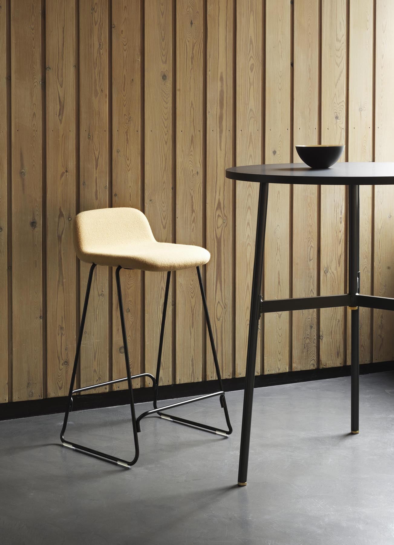 Just Barhocker 65 cm mit Lehne, gepolstert, Chrom/ Hallingdal in Hallingdal 110 präsentiert im Onlineshop von KAQTU Design AG. Barstuhl ist von Normann Copenhagen