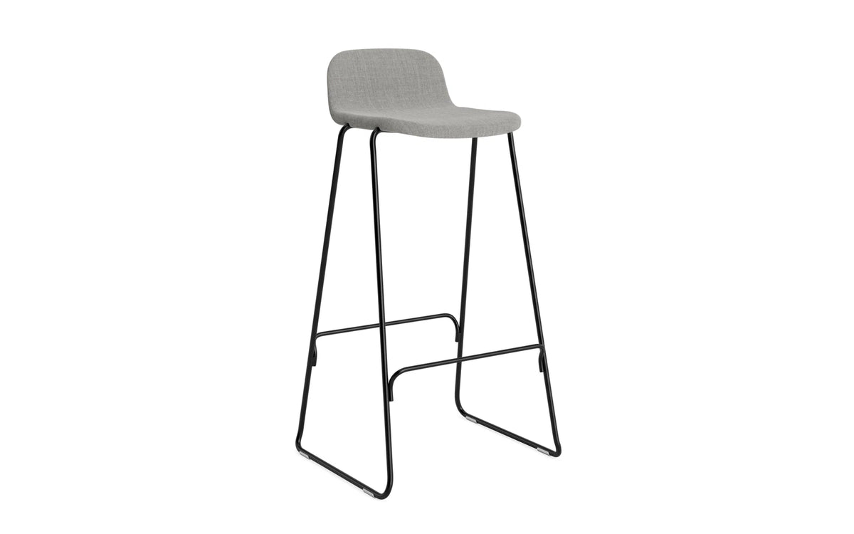 Just Barhocker 75 cm mit Lehne, gepolstert, schwarzer Stahl Remix in Remix 133 präsentiert im Onlineshop von KAQTU Design AG. Barstuhl ist von Normann Copenhagen