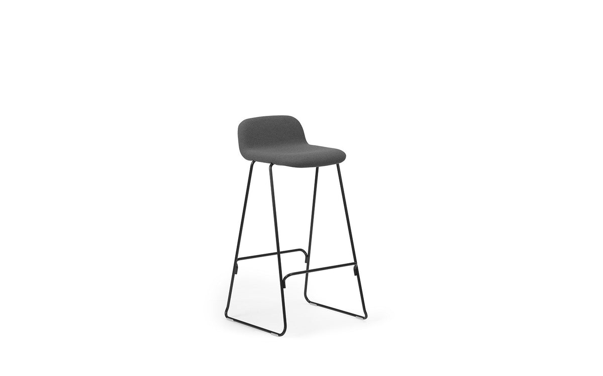 Just Barhocker mit Lehne von Normann Copenhagen, Sitzschale aus Eschenholz mit Textilpolster Camira Yoredale, Gestell aus pulverbeschichtetem Stahl.