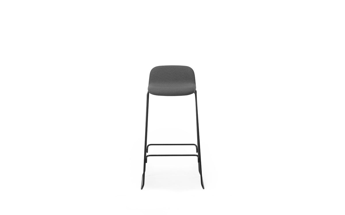 Just Barhocker mit Lehne von Normann Copenhagen, Sitzschale aus Eschenholz mit Textilpolster Camira Yoredale, Gestell aus pulverbeschichtetem Stahl.
