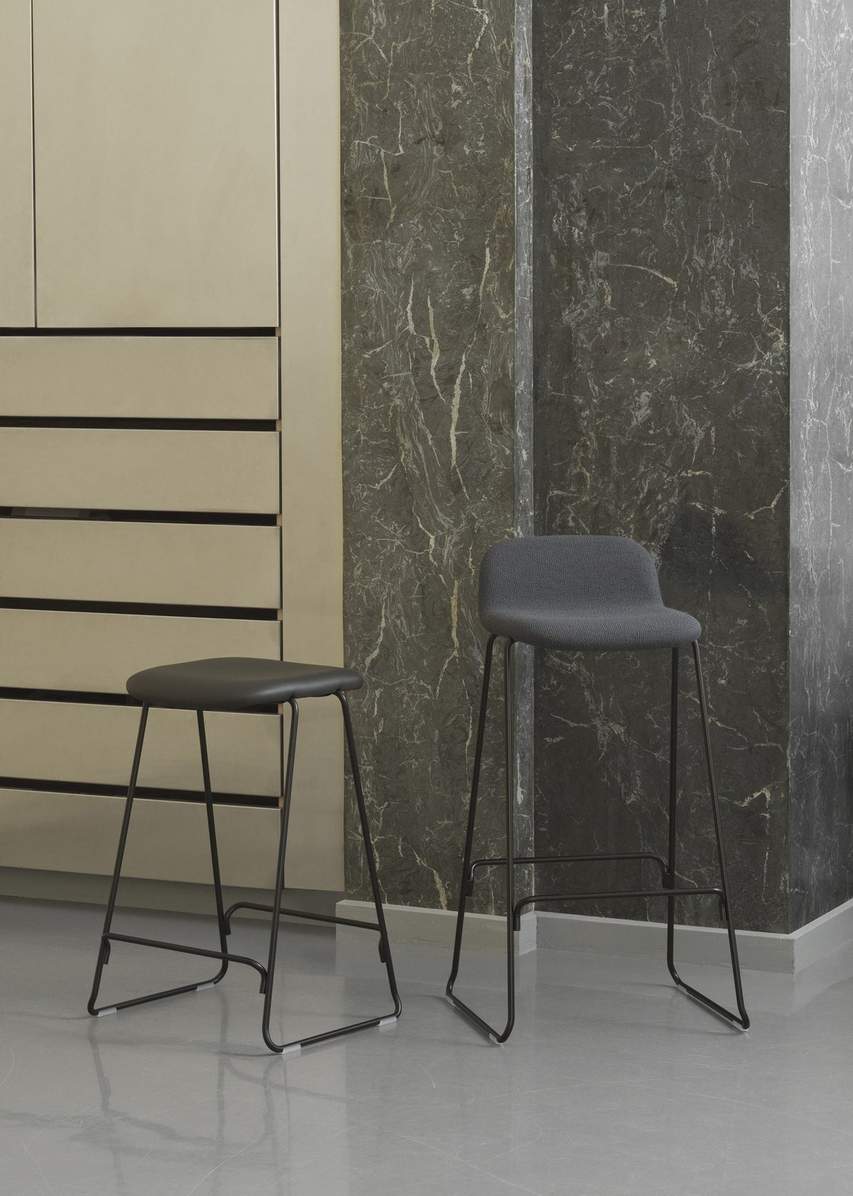 Just Barhocker mit Lehne von Normann Copenhagen, Sitzschale aus Eschenholz mit Textilpolster Camira Yoredale, Gestell aus pulverbeschichtetem Stahl.