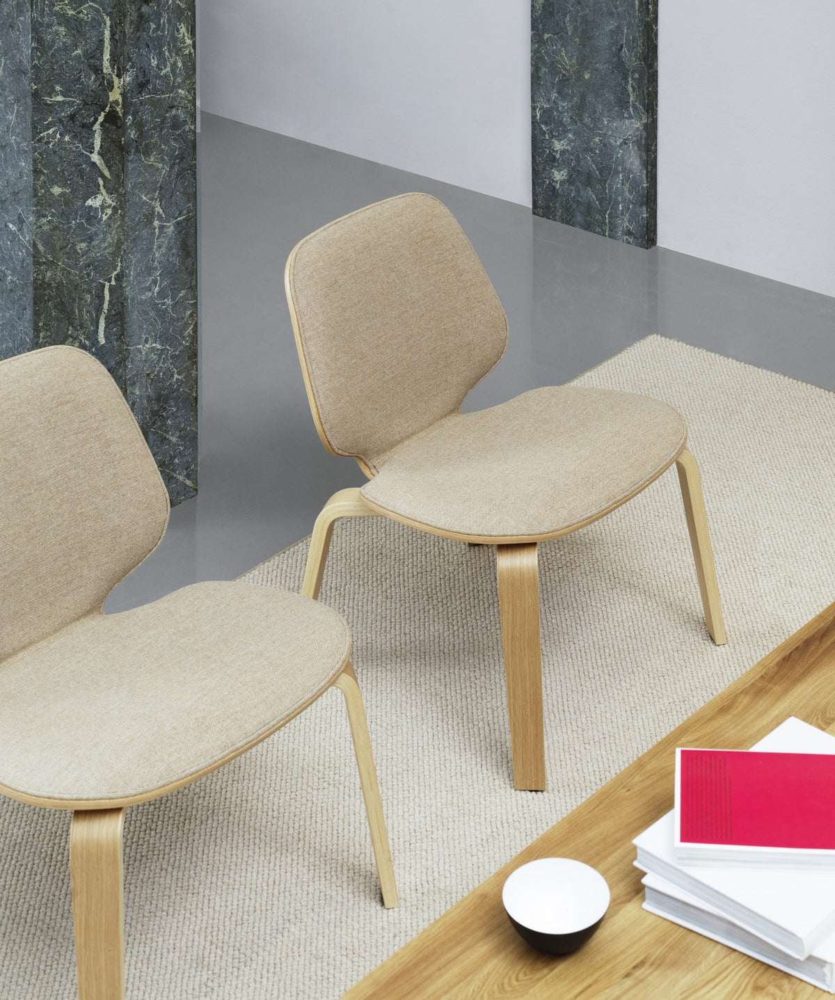 Stuhl My Chair Frontpolster von Normann Copenhagen mit gepolsterter Sitzschale in Beige, gerundeten Formen und Beinen in wählbarer Ausführung.