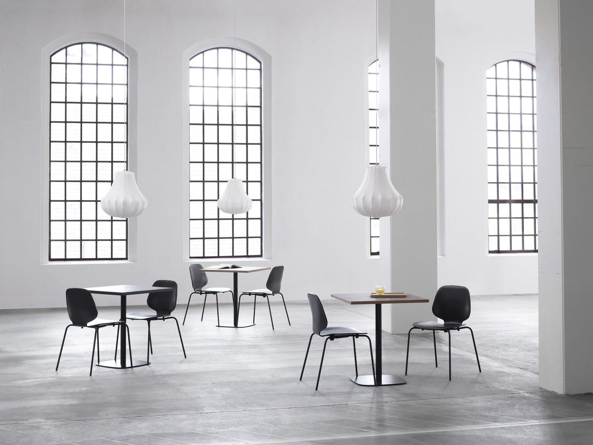 Stuhl My Chair Frontpolster von Normann Copenhagen mit gepolsterter Sitzschale in Beige, gerundeten Formen und Beinen in wählbarer Ausführung.