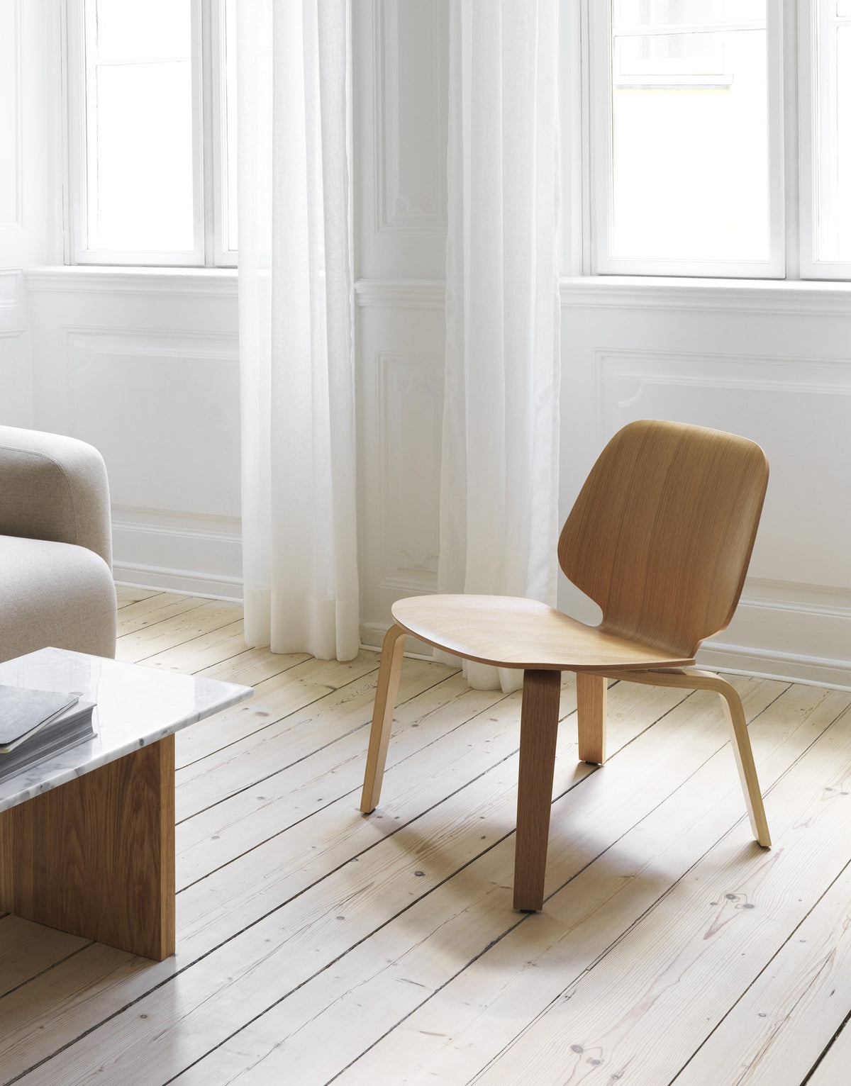 Beige My Chair Lounge-Sessel von Normann Copenhagen mit gepolsterter Front, Schale und Beinen aus Eichenfurnier, abgerundete Form.