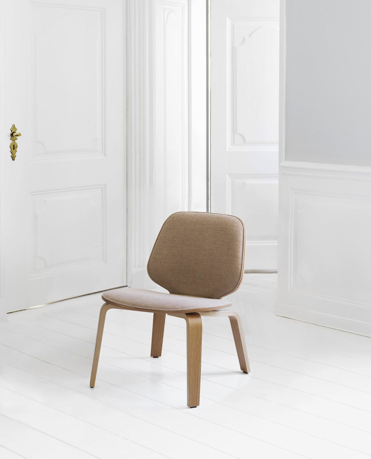 My Chair Lounge-Sessel von Normann Copenhagen: gepolsterte Sitzschale aus Furnier mit abgerundeten Formen und Beinen aus Eschenfurnier.