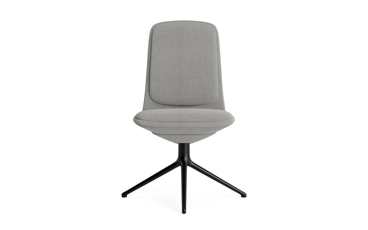 Off Chair niedrig mit Drehgestell 4B Schwartz aluminium mit kissen Remix in Remix 133 präsentiert im Onlineshop von KAQTU Design AG. Bürostuhl ist von Normann Copenhagen