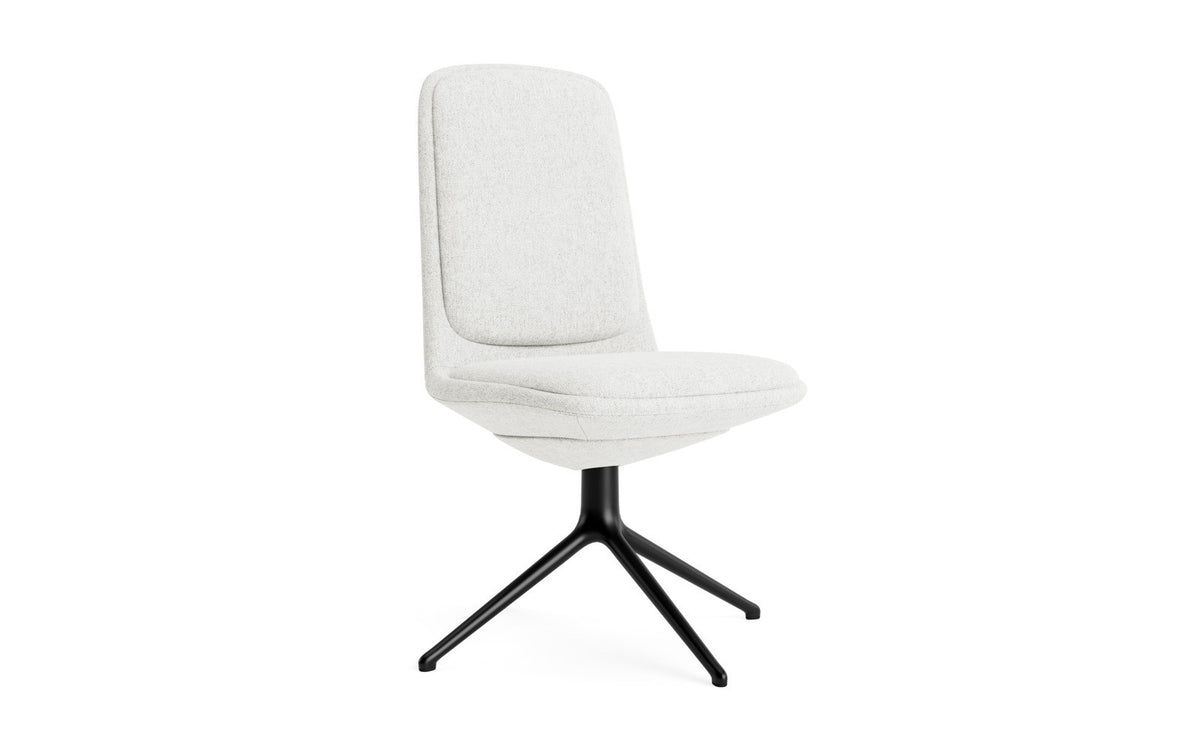 Off Chair niedrig mit Drehgestell 4B Schwartz aluminium mit kissen Hallingdal in Hallingdal 110 präsentiert im Onlineshop von KAQTU Design AG. Bürostuhl ist von Normann Copenhagen