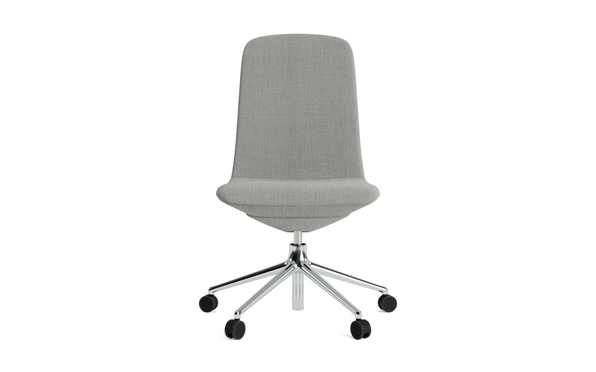 Off Chair niedrig mit Drehgestell und Rollen Gaslift Aluminium Remix in Remix 133 präsentiert im Onlineshop von KAQTU Design AG. Bürostuhl ist von Normann Copenhagen