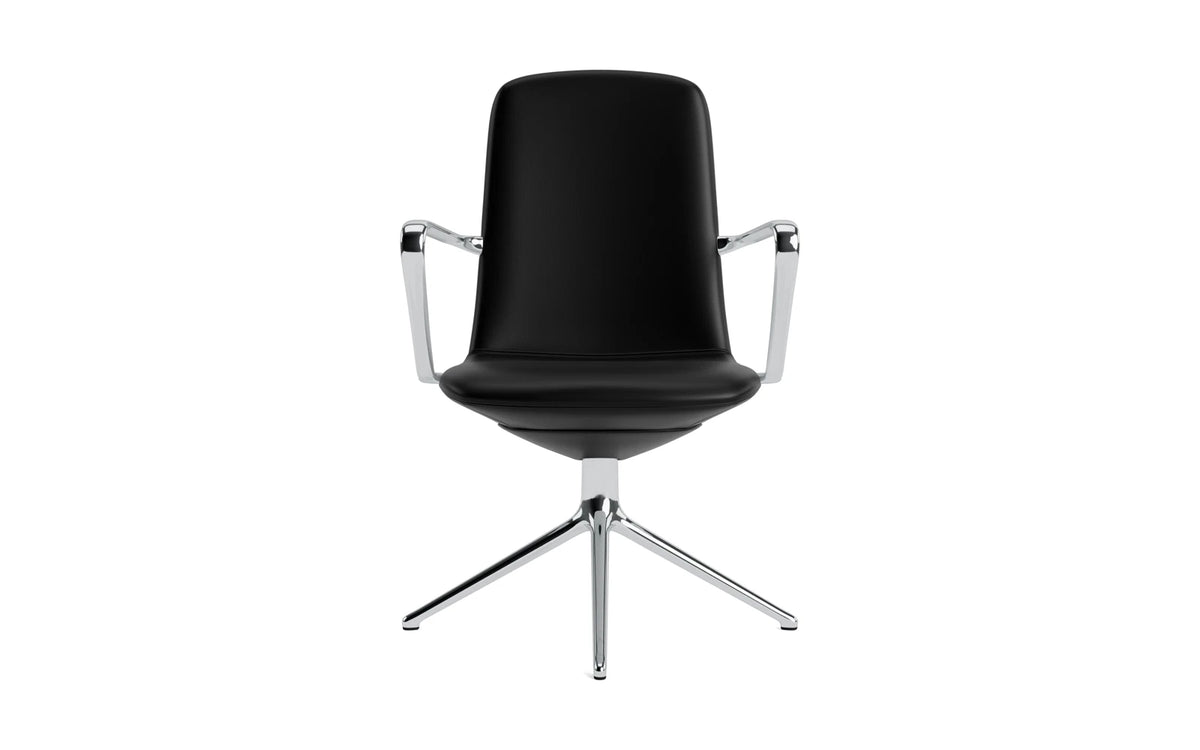 Off Armchair niedrig mit Drehgestell 4B aluminium Ultra in Ultra 41599 präsentiert im Onlineshop von KAQTU Design AG. Bürostuhl ist von Normann Copenhagen