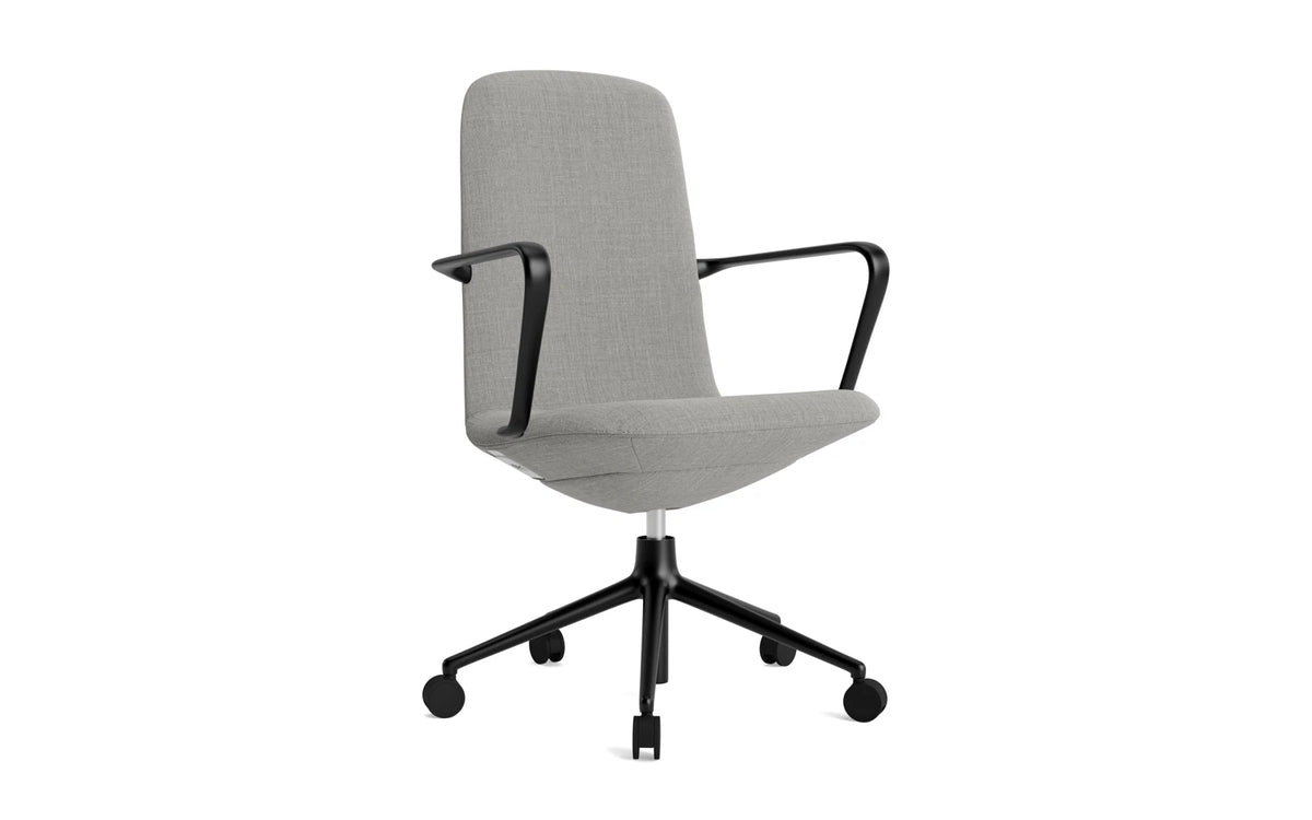 Off Armchair niedrig mit Drehgestell und Rollen Gaslift Schwartz Aluminium Remix in Remix 133 präsentiert im Onlineshop von KAQTU Design AG. Bürostuhl ist von Normann Copenhagen