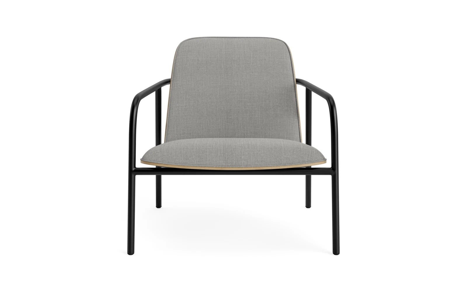 Eleganter Pad Loungestuhl aus Eichenfurnier mit gepolsterter Front und stabilem Metallrahmen. Komfort trifft auf modernes Design.