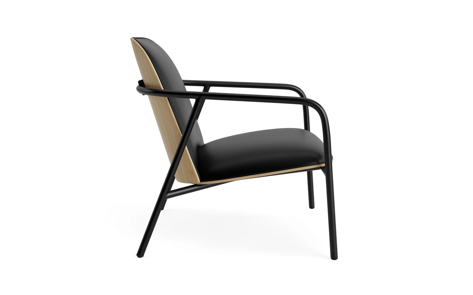 Erleben Sie den Pad Lounge-Sessel von Normann Copenhagen – eine harmonische Verbindung aus edlem Eichenfurnier und robustem Stahl, perfekt für jedes Ambiente.